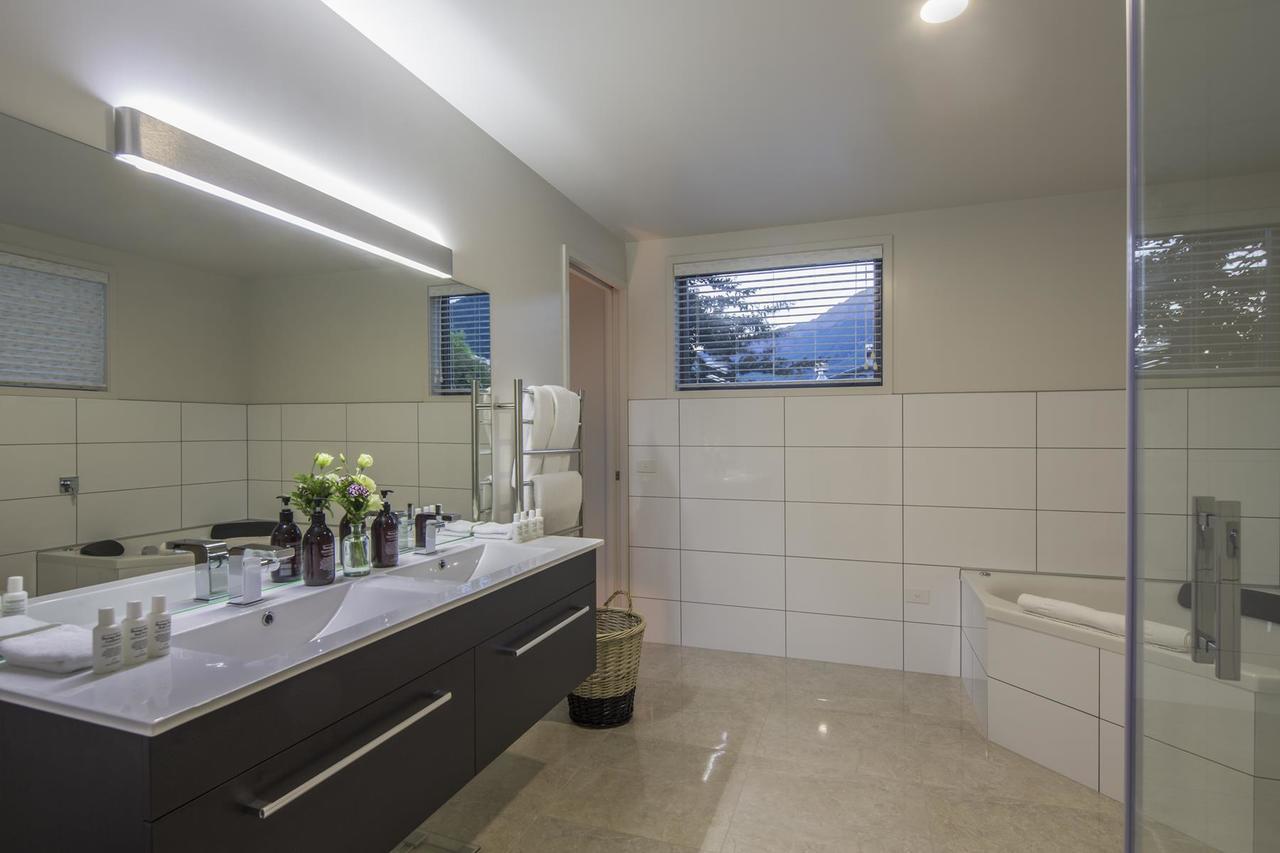Lakefront Luxury By Amazing Accom Distretto di Distretto di Queenstown Esterno foto